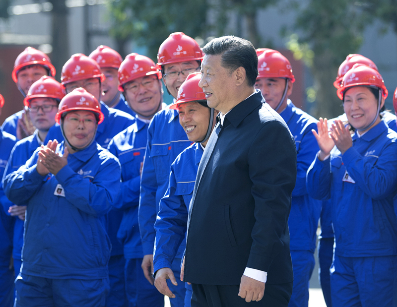 2018年9月26日，在中国一重集团，习近平总书记走到工人中间，同大家亲切交流。
