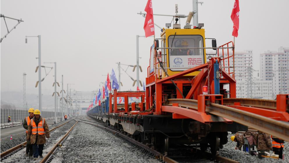 西康高铁全线铺轨完成