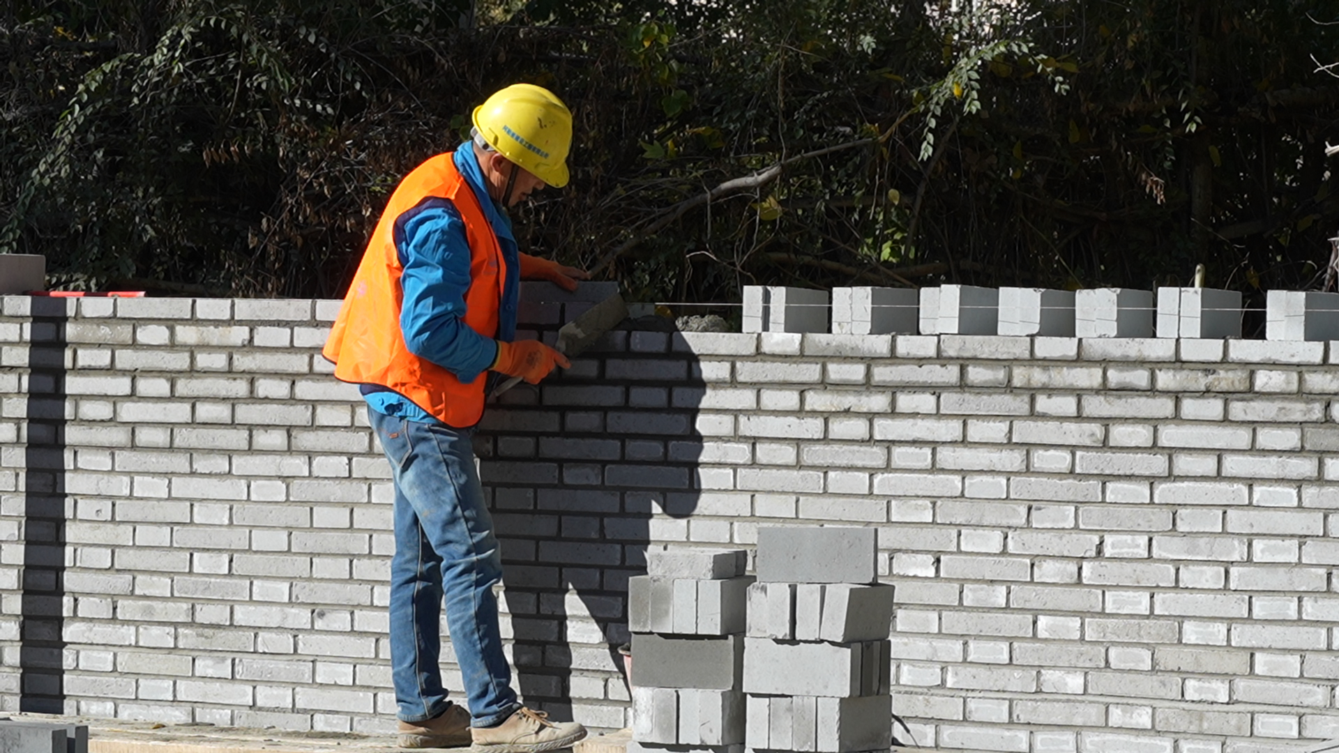 工人正进行最后的砌墙作业。