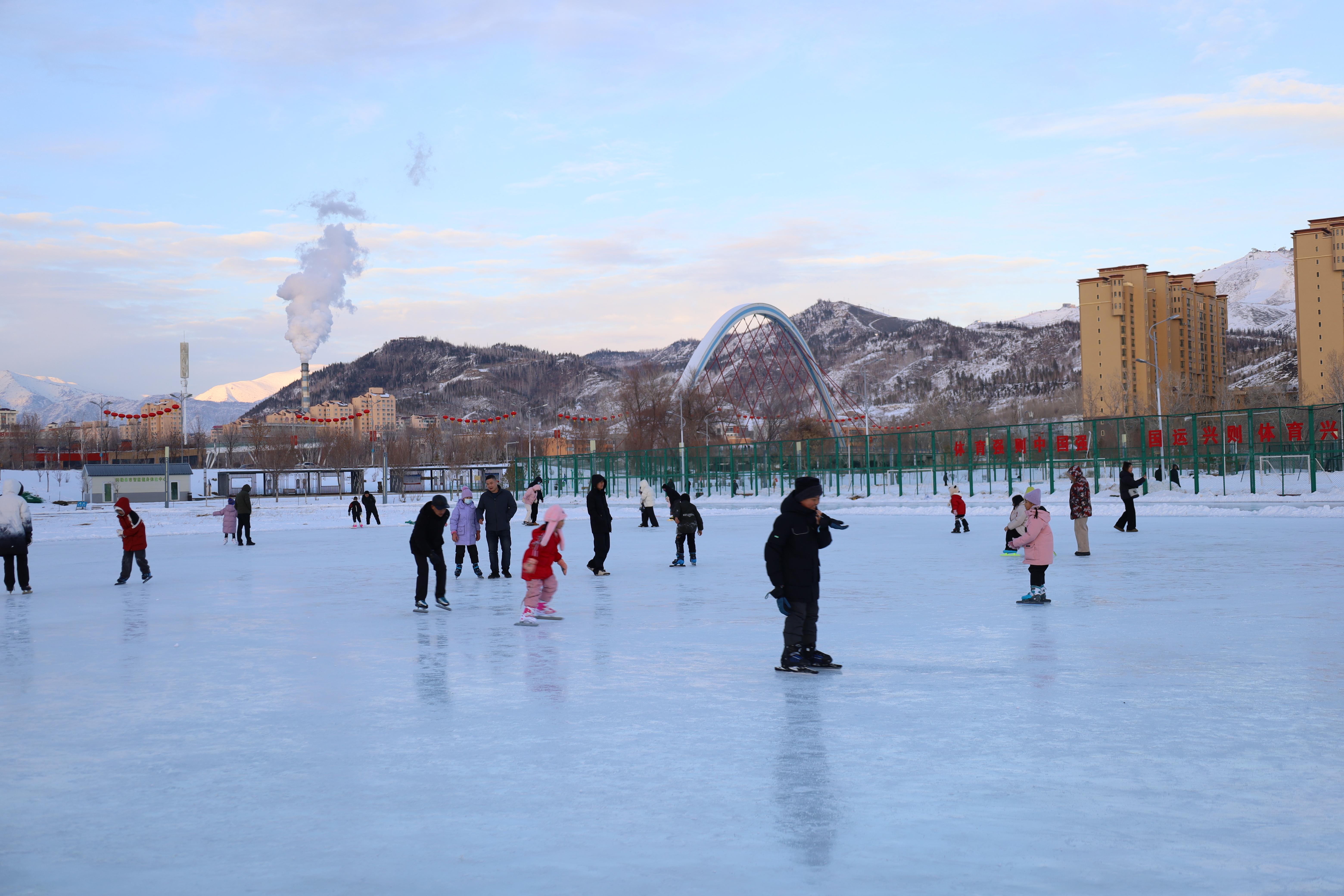 12月7日，不少学生及其家长前来滑冰场滑冰。