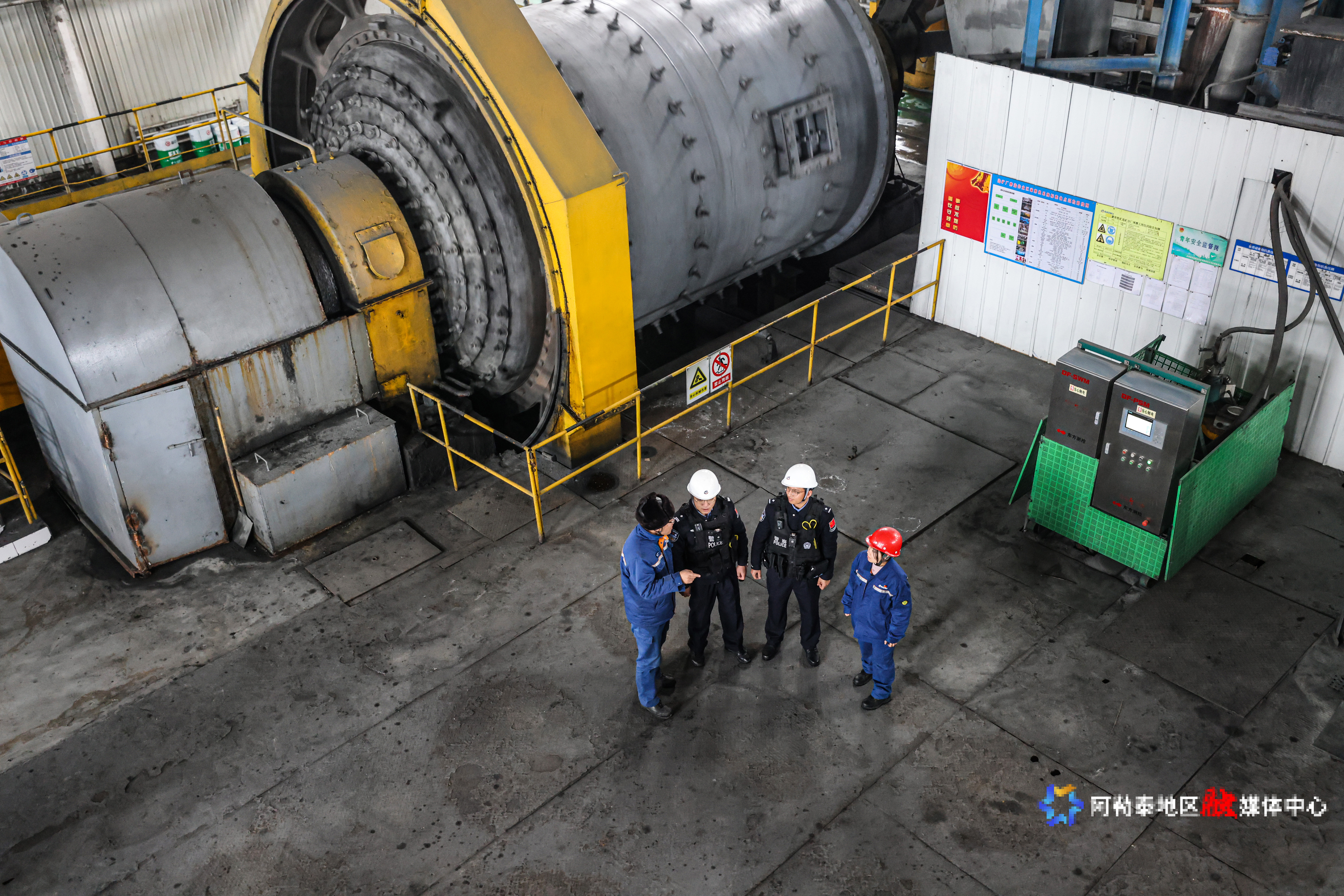 2025年12月16日，民警正在检查矿区生产车间安全情况。