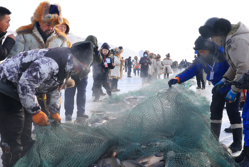 阿勒泰地區(qū)第十九屆冬捕文化旅游節(jié)首日攬客近10萬(wàn)人次